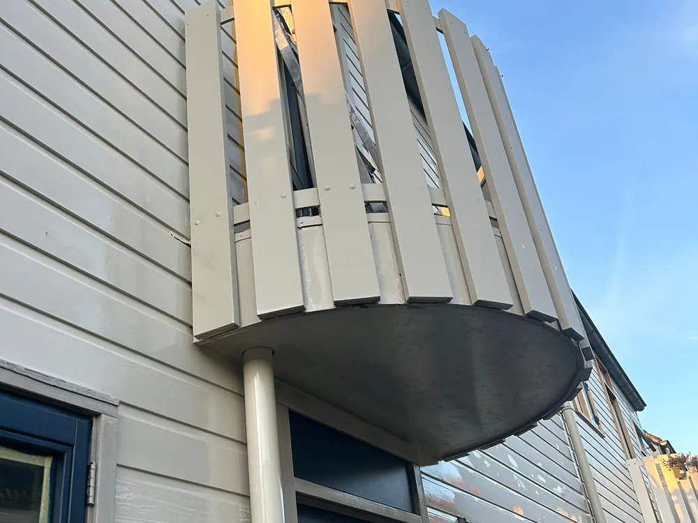 Buitenschilderwerk door Luxklus Schilders: gevel met balkon in Helmond